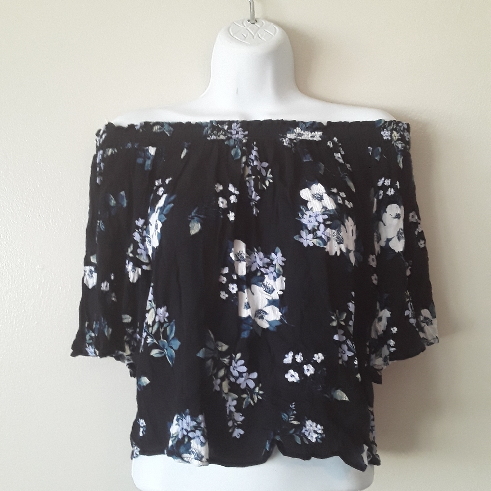 Floral bell short sleeve Hollister top
